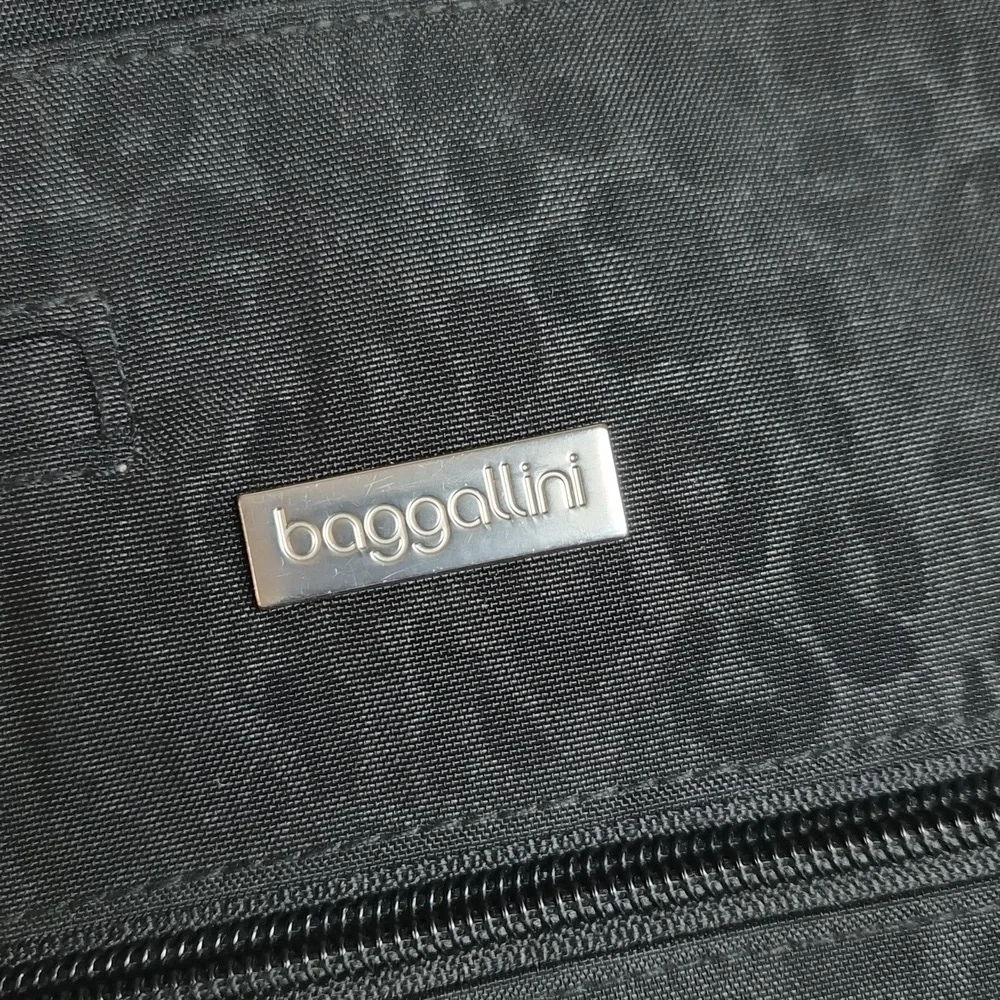 Baggallini Charcoal Leopard Crossbody Bag Exc Cond - Picture 2 of 10
